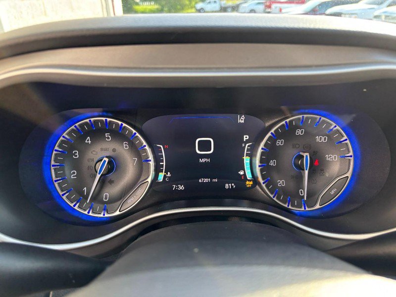 Used 2023 Chrysler Pacifica Touring-L FWD image 23