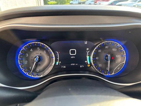 Used 2023 Chrysler Pacifica Touring-L FWD image 23