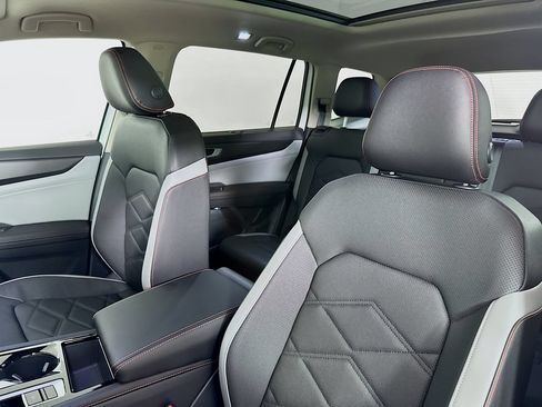 Used 2025 Volkswagen Atlas Peak Edition SE AWD/4WD image 9