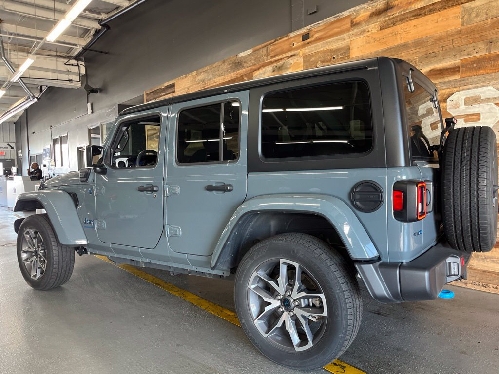 Used 2024 Jeep Wrangler Unlimited w/ Convenience Group AWD/4WD image 10