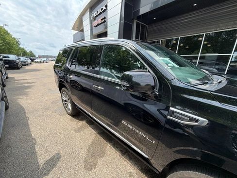Used 2021 GMC Yukon Denali w/ Denali Premium Package AWD/4WD image 9