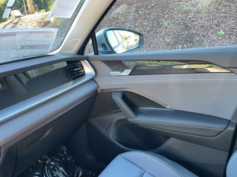 New 2025 Volkswagen Tiguan SE image 23