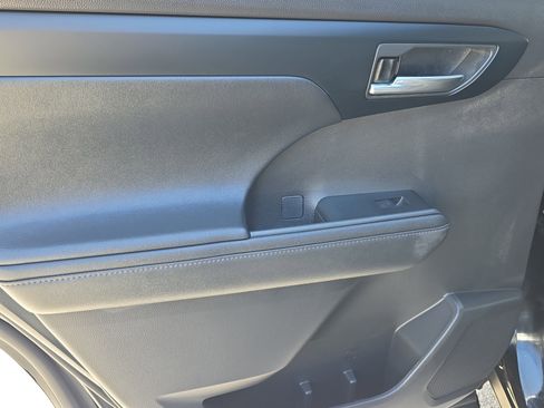 Used 2024 Toyota Highlander XLE image 14