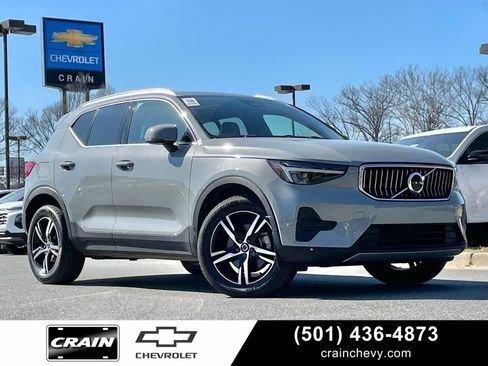 Used 2025 Volvo XC40 B5 Core image 1