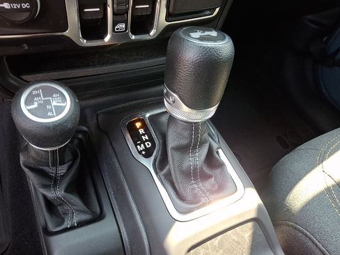 Used 2024 Jeep Wrangler Unlimited w/ Convenience Group AWD/4WD image 15