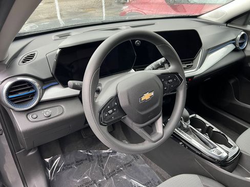 Used 2025 Chevrolet Trax LT image 31