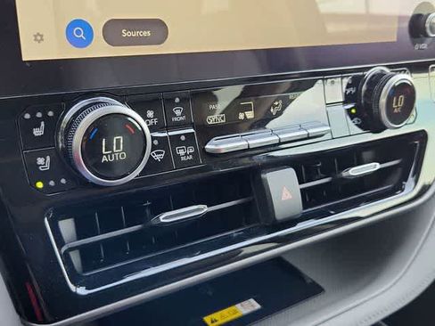 Used 2023 Toyota Highlander Limited FWD image 25