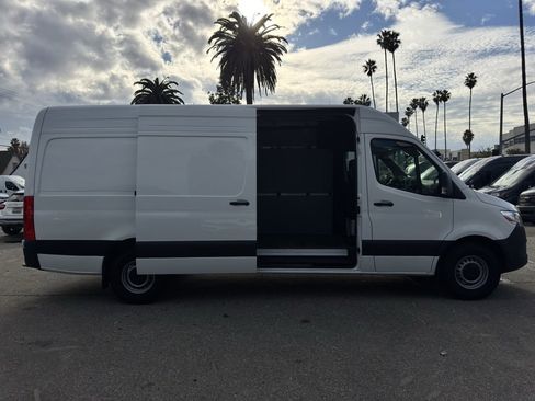 Used 2024 Mercedes-Benz Sprinter 2500 image 5