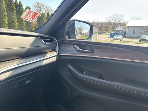 Used 2025 Jeep Grand Cherokee L Limited w/ Luxury Tech Group II image 24