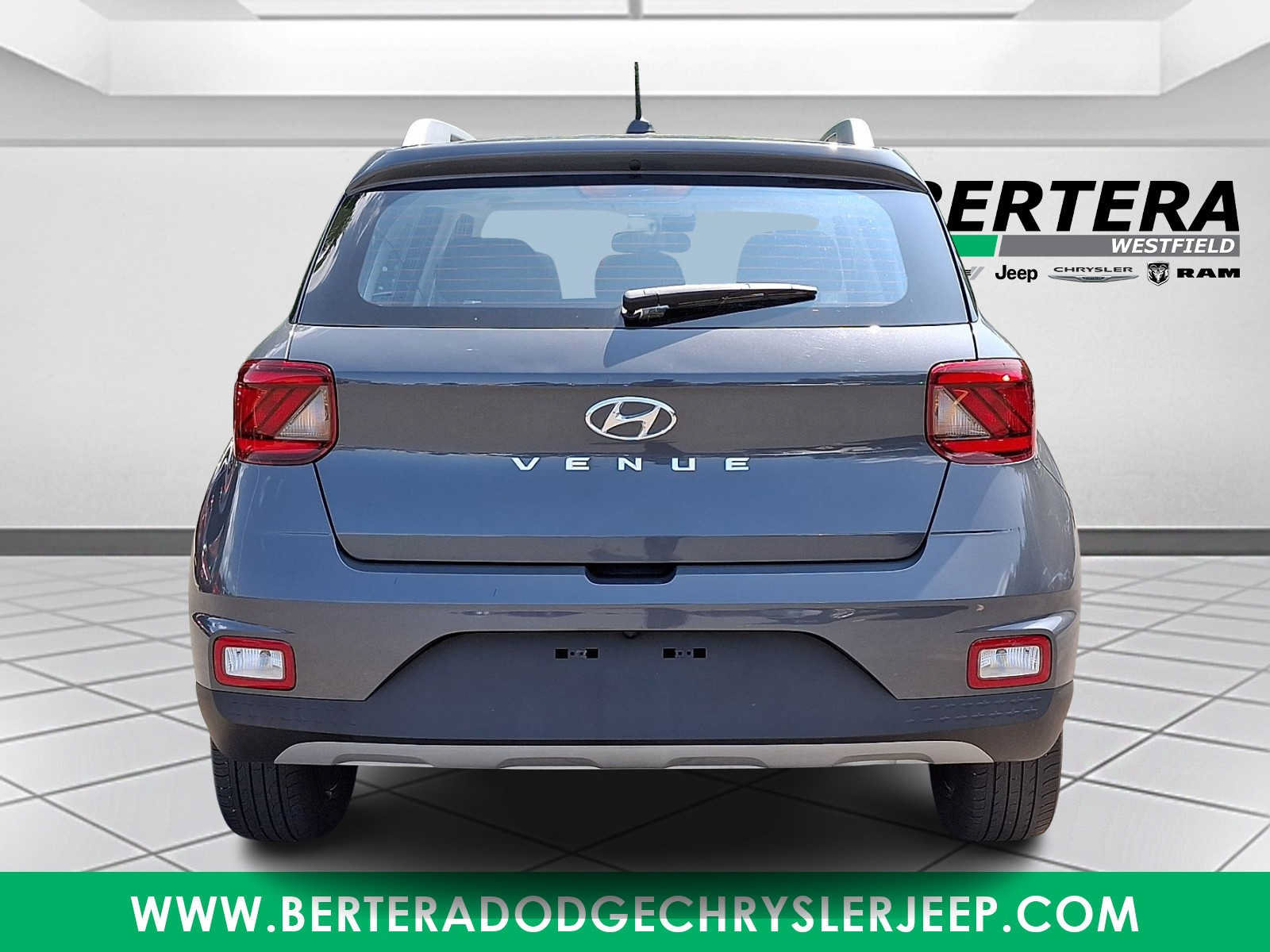 Used 2024 Hyundai Venue SEL FWD image 5