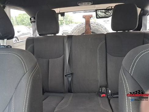 Used 2018 Jeep Wrangler Unlimited Sahara w/ Connectivity Group AWD/4WD image 40