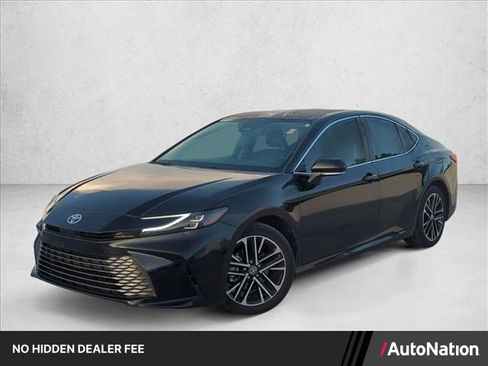 Used 2025 Toyota Camry XLE FWD image 1