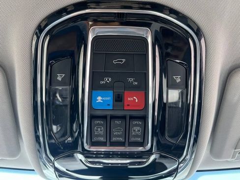 Used 2022 Jeep Grand Cherokee Overland w/ Luxury Tech Group IV AWD/4WD image 20