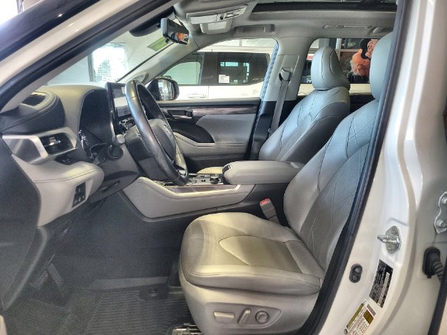 Used 2021 Toyota Highlander Platinum AWD/4WD image 12