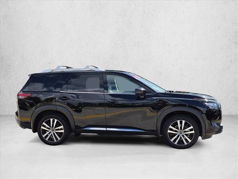 Certified 2025 Nissan Pathfinder Platinum FWD image 4