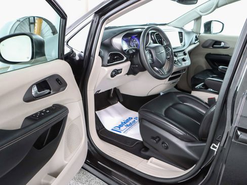 Used 2023 Chrysler Pacifica Touring-L image 3