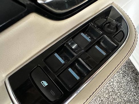 Used 2011 Jaguar XJ image 25