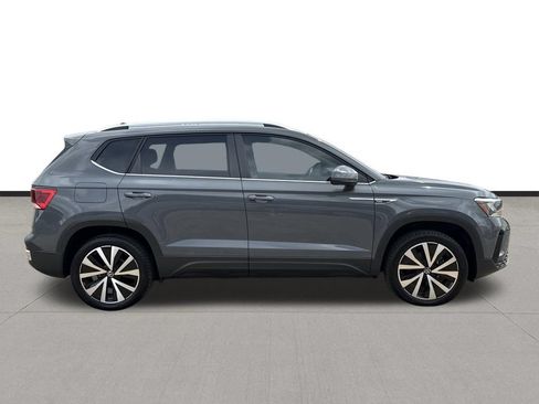 Used 2024 Volkswagen Taos SE FWD image 4