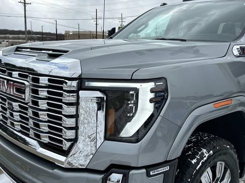 Used 2025 GMC Sierra 3500 Denali w/ Technology Package AWD/4WD image 6