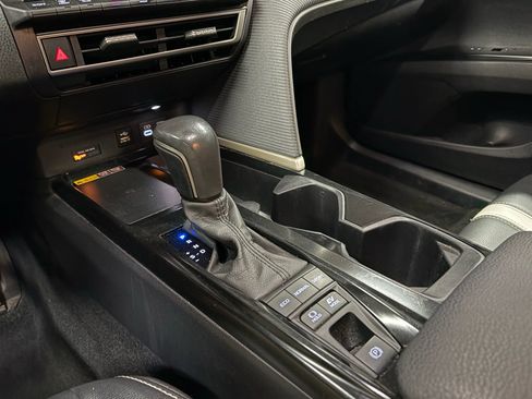 Used 2025 Toyota Camry SE FWD image 13
