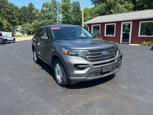 Used 2023 Ford Explorer XLT AWD/4WD image 2