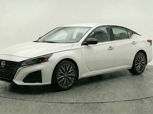 Used 2025 Nissan Altima 2.5 SV FWD image 3