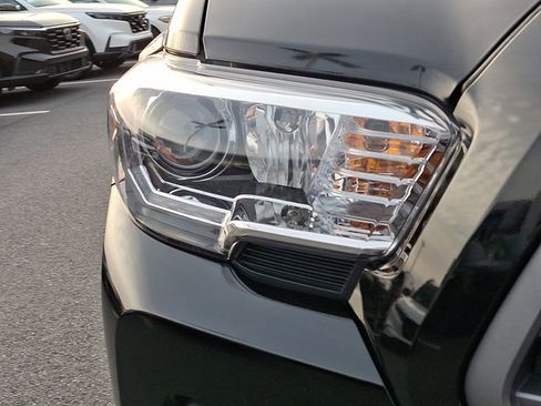 Used 2023 Toyota Tacoma TRD Off-Road image 9