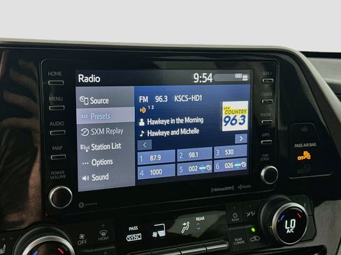 Used 2021 Toyota Highlander XLE FWD image 21