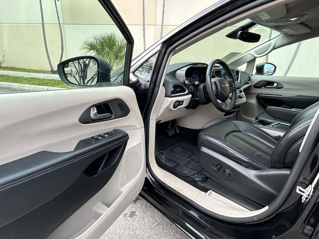 Used 2023 Chrysler Pacifica Touring-L FWD image 14
