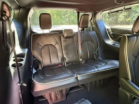 Used 2025 Chrysler Pacifica Limited FWD image 20
