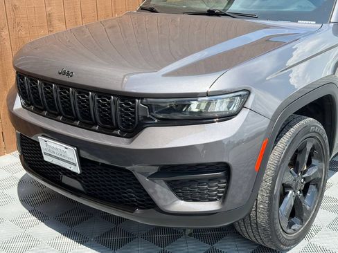 Used 2023 Jeep Grand Cherokee Altitude RWD image 17