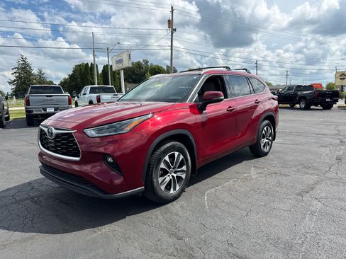 Used 2021 Toyota Highlander XLE AWD/4WD image 1