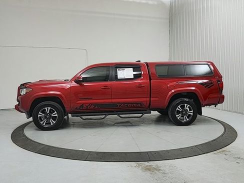 Used 2018 Toyota Tacoma TRD Sport image 4