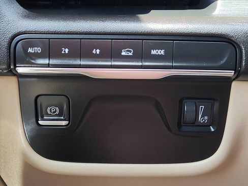 Used 2021 Cadillac Escalade Premium Luxury w/ LPO, Illumination Package AWD/4WD image 24