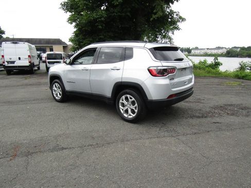 Used 2024 Jeep Compass Latitude AWD/4WD image 5