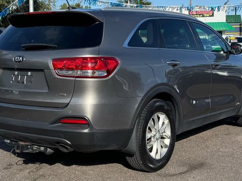 Used 2017 Kia Sorento AWD image 3