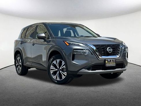 Used 2023 Nissan Rogue SV image 2