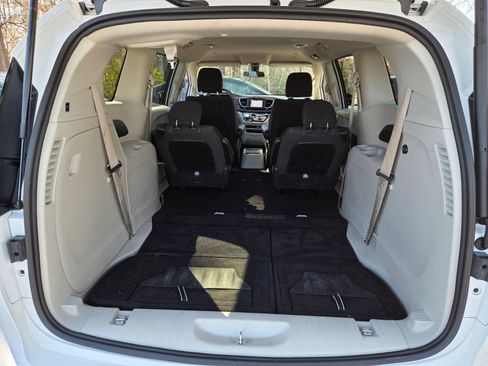 Used 2022 Chrysler Voyager LX FWD image 10