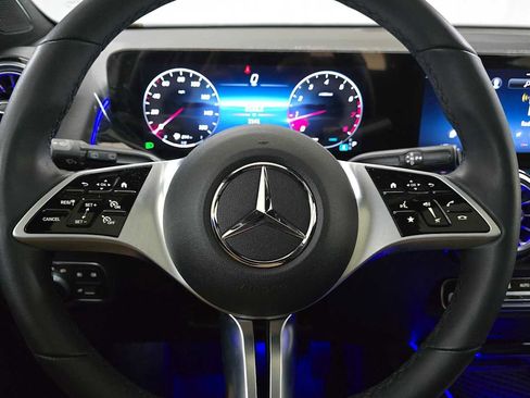 Used 2025 Mercedes-Benz GLB 250 4MATIC image 29