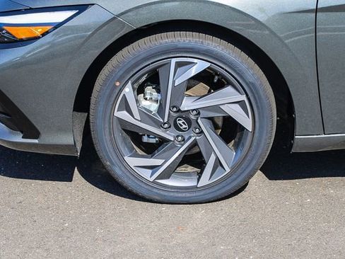 New 2025 Hyundai Elantra Limited image 11