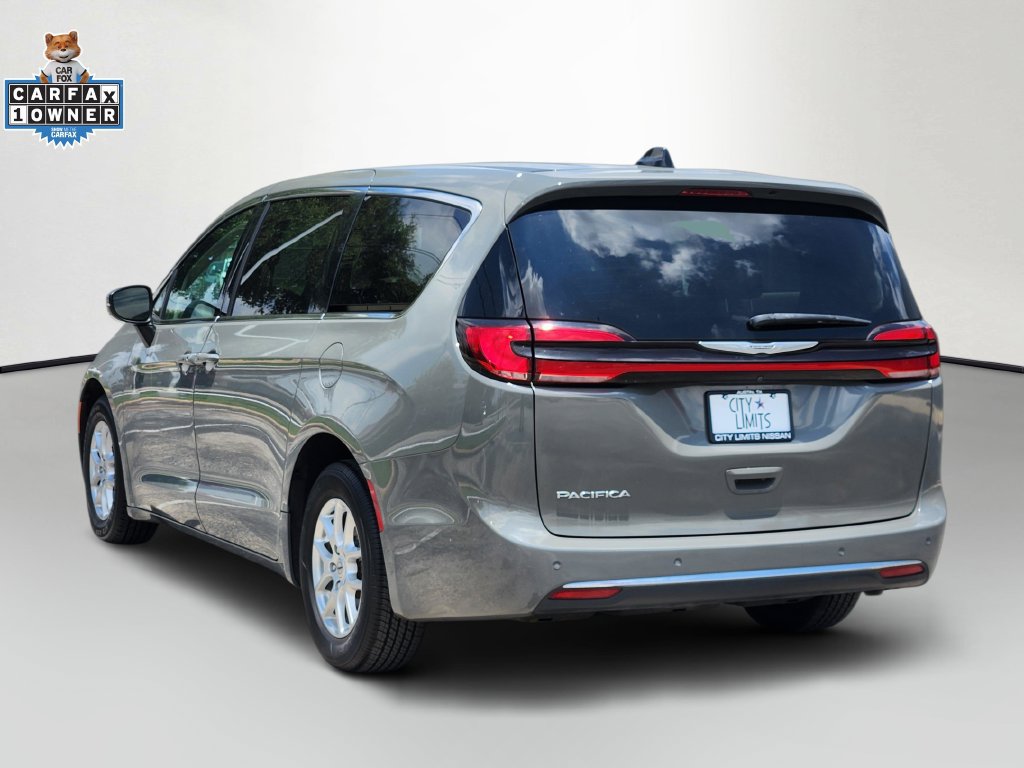 Used 2023 Chrysler Pacifica Touring-L FWD image 5