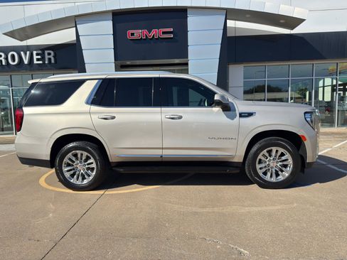Used 2021 GMC Yukon SLT w/ SLT Luxury Plus Package image 3