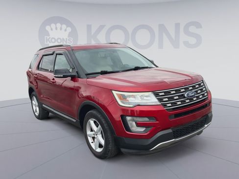 Used 2017 Ford Explorer XLT w/ Equipment Group 202A image 2
