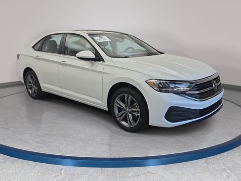 Certified 2023 Volkswagen Jetta SE FWD image 3