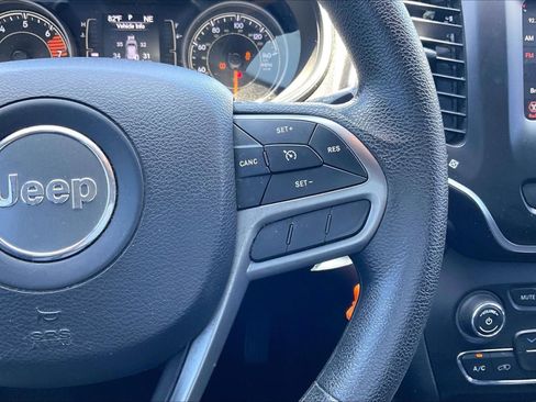 Used 2019 Jeep Cherokee Latitude w/ Popular Appearance Group AWD/4WD image 19