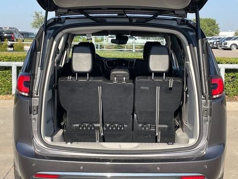 Used 2023 Chrysler Pacifica Touring-L FWD image 29