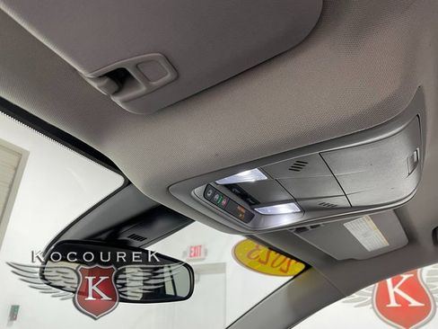 Used 2023 GMC Acadia SLE image 18