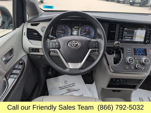 Used 2018 Toyota Sienna XLE Premium image 17