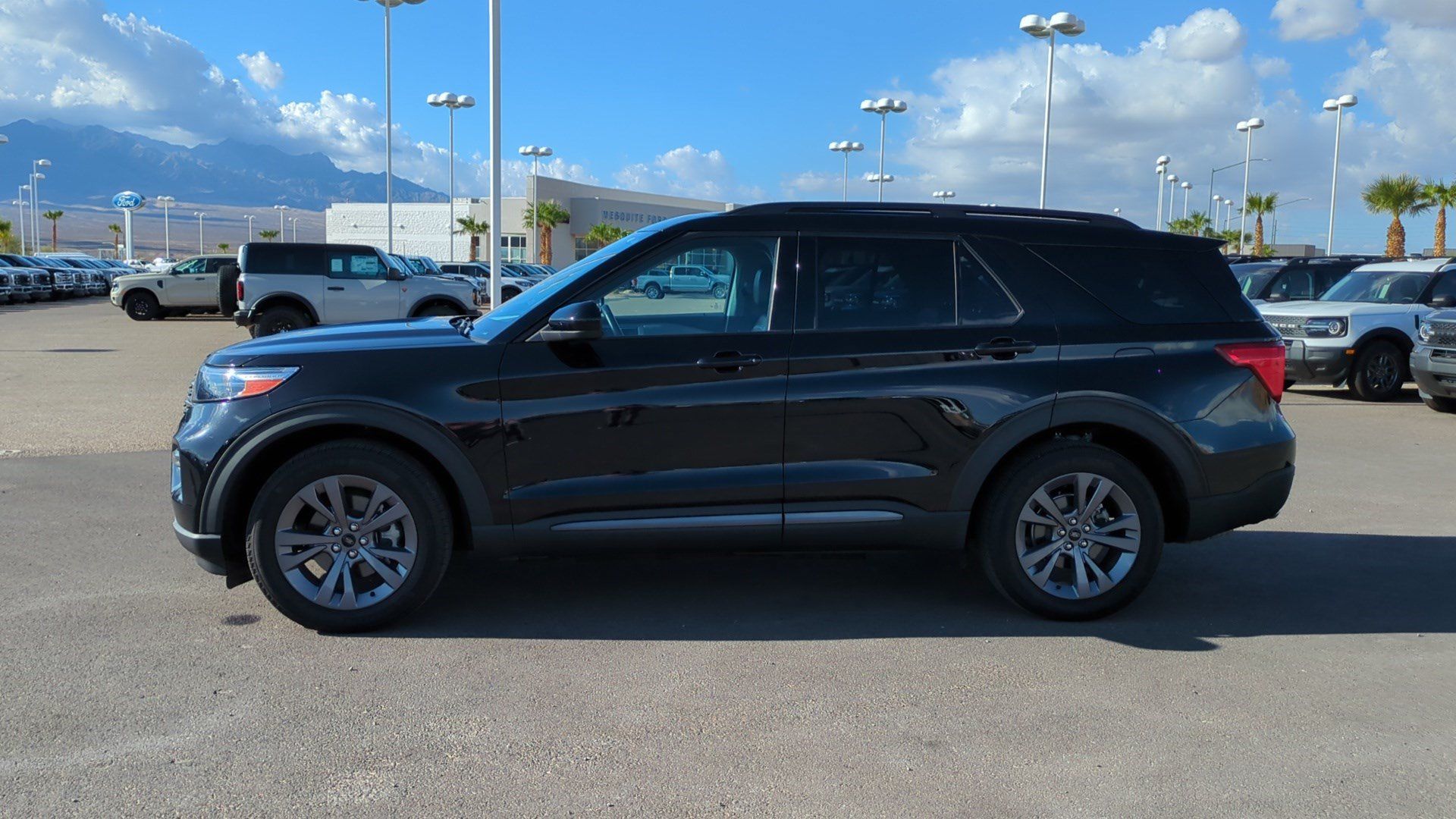 Used 2023 Ford Explorer XLT w/ Equipment Group 202A AWD/4WD image 7