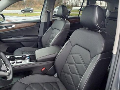 Used 2025 Volkswagen Atlas SE image 13